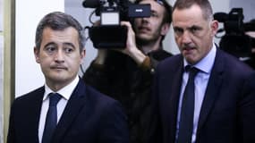 Le président autonomiste du conseil exécutif de Corse, Gilles Simeoni (d) et le ministre de l'Intérieur Gérald Darmanin, le 16 mars 2022 à Ajaccio