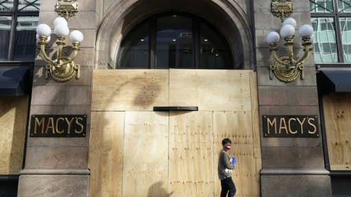 De nombreux magasins restent protégés de contreplaqués, depuis les pillages qui ont secoué Manhattan. Ici un magasin Macy's barricadé, le 8 juin 2020 à New York De nombreux magasins restent protégés de contreplaqués, depuis les pillages qui ont secoué Manhattan. Ici un magasin Macy's barricadé, le 8 juin 2020 à New York