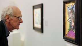 Un homme observe un tableau de Picasso 