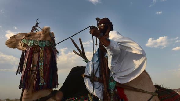 Un participant à la principale course de chameaux du Niger, l'une des plus grandes au Sahara, à Ingall, dans le nord du Niger, le 18 septembre 2021.