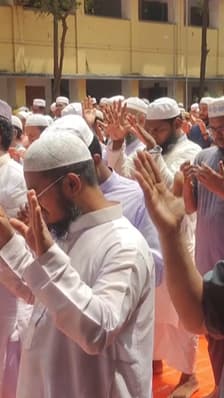 Au Bangladesh, des milliers de fidèles musulmans prient pour le retour de la pluie 