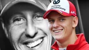 Mick Schumacher devant le portrait de son père Michael le 14 septembre 2018