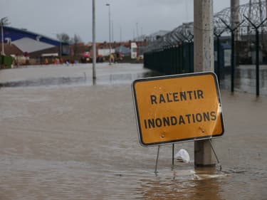 Un panneau portant l'inscription "ralentir inondations" est placé à l'entrée d'une zone inondée à Arques, dans le Pas-de-Calais, le 3 janvier 2024, à la suite de la crue de l'Aa