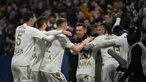 Pierre Sage entouré par les joueurs de l'OL, 10 décembre 2023