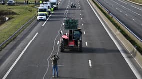 Un tracteur sur l'autoroute A4, à hauteur de Jossigny, le 29 janvier 2024