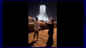 Astiyazh Haghighi et Mohammad Ahmadi devant la tour Azadi à Téhéran
