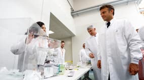 Emmanuel Macron visite un laboratoire.