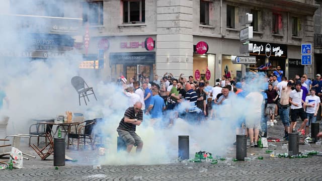 Visée par des projectiles, la police a répliqué par des tirs de gaz lacrymogènes.