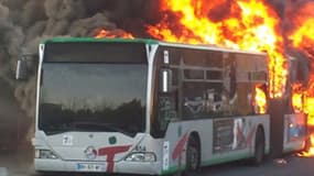 Le bus de la ligne 402 a pris feu sur le parking du lycée Doisneau, à Corbeil-Essonnes.