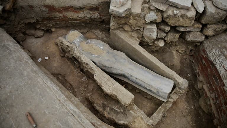 Un sarcophage de plomb et des mains sculptées dans la pierre on été découverts lors des travaux de reconstruction de Notre-Dame le 15 mars 2022