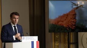 Emmanuel Macron le 28 octobre à Paris présentant plusieurs mesures pour prévenir les feux de forêt. 