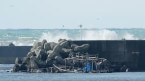 L'épave d'un navire de pêcheurs, assurant venir de Corée du Nord, sur la côte de Yurihonjo, au Japon, le 24 novembre 2017