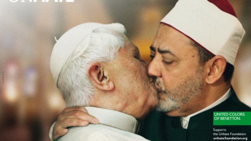 Le pape Benoît XVI (à gauche) embrassant sur la bouche l'imam sunnite de l'université égyptienne Al-Azhar, Ahmed el Tayyeb.