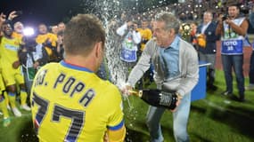 Gigi Becali (à droite) avec des joueurs du Steaua Bucarest, à Iasi le 28 mai 2015