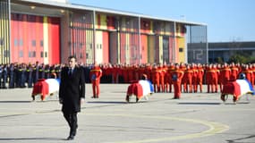 Emmanuel Macron lors d'une cérémonie d'hommage aux trois secouristes tués dans un accident d'hélicoptère, à Nîmes, le 6 décembre 2019.