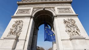 Le drapeau européen affiché sous l'Arc de Triomphe à Paris le 10 mars 2022, à l'occasion du sommet de Versailles