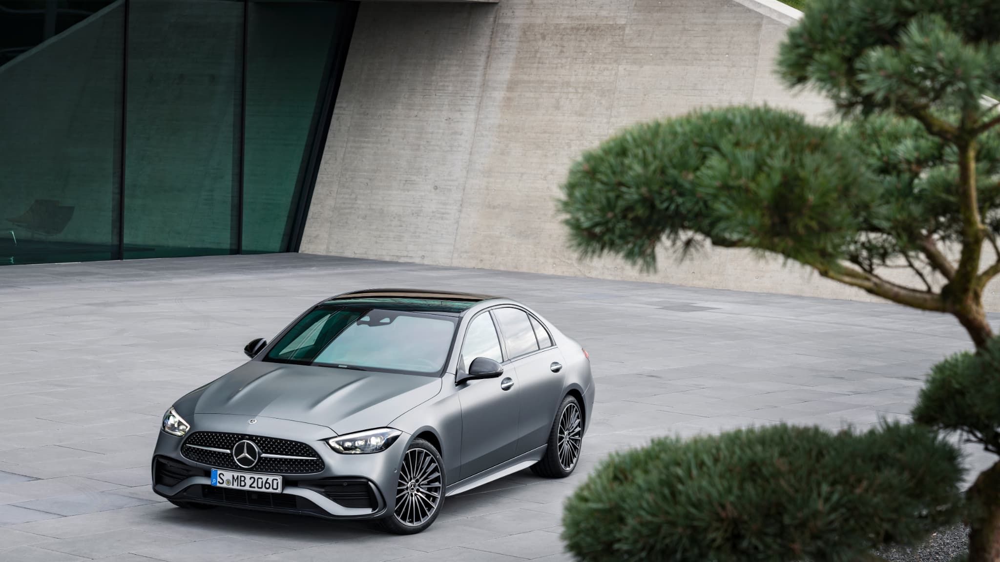 Sur sa nouvelle berline, Mercedes introduit de nouvelles aides à la conduite comme l'assistant directionnel actif, qui "aide le conducteur à suivre sa trajectoire sur une plage de vitesse allant jusqu'à 210 km/h", précise le constructeur allemand. Sur sa nouvelle berline, Mercedes introduit de nouvelles aides à la conduite comme l'assistant directionnel actif, qui "aide le conducteur à suivre sa trajectoire sur une plage de vitesse allant jusqu'à 210 km/h", précise le constructeur allemand.