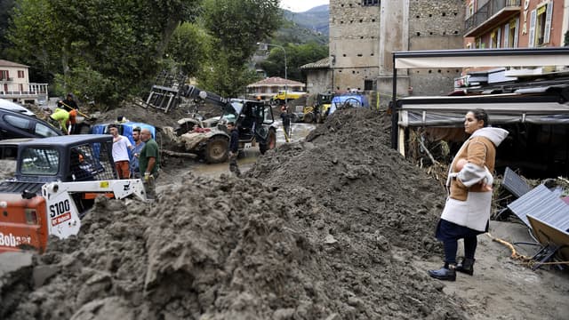 Des sinistrés à Breil-sur-Roya (Alpes-Maritimes), après des crues hors normes, le dimanche 4 octobre 2020.