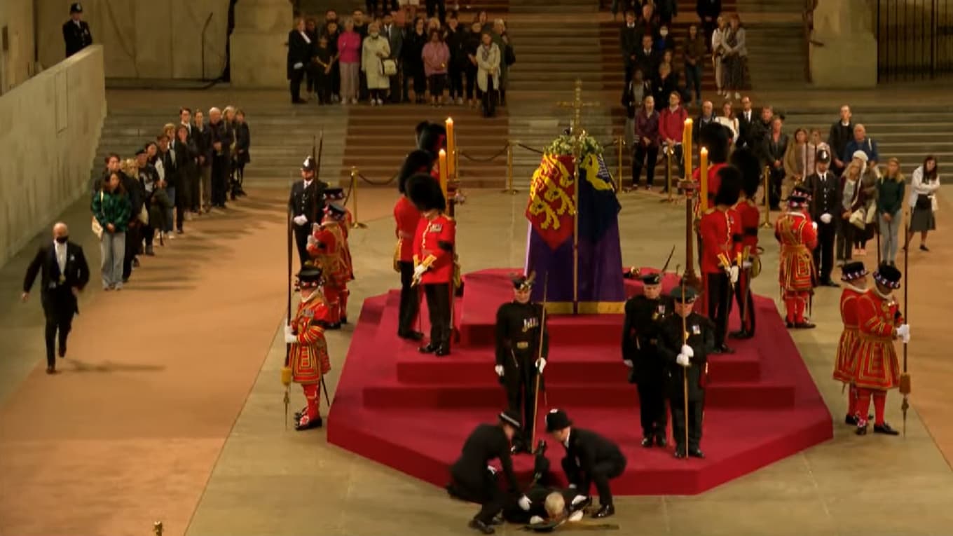 Een bewaker valt flauw tijdens een wake in Westminster Hall