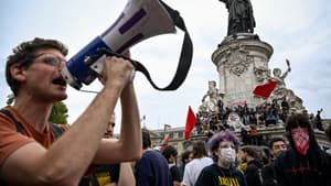 Une personne utilise un mégaphone lors d'une manifestation place de la République, dans le cadre du mouvement « Bloquons tout », à Paris, le 10 septembre 2025.