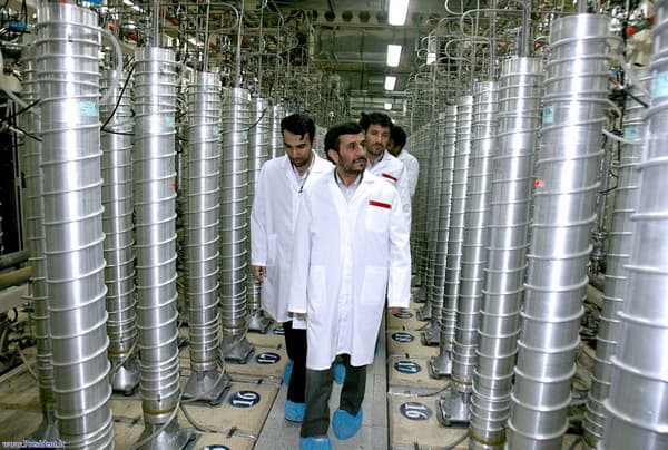 Le président iranien Mahmoud Ahmadinejad visite le centre d'enrichissement d'uranium à Natanz, en 2008. 