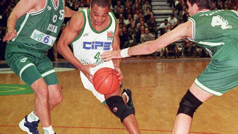 Le Villeurbannais Delaney Rudd (en blanc) face au Panathinaïkos en 1996 Le Villeurbannais Delaney Rudd (en blanc) face au Panathinaïkos en 1996
