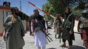 Des tabilans à un point de contrôle près de la place Zanbaq, à Kaboul, le 16 août 2021