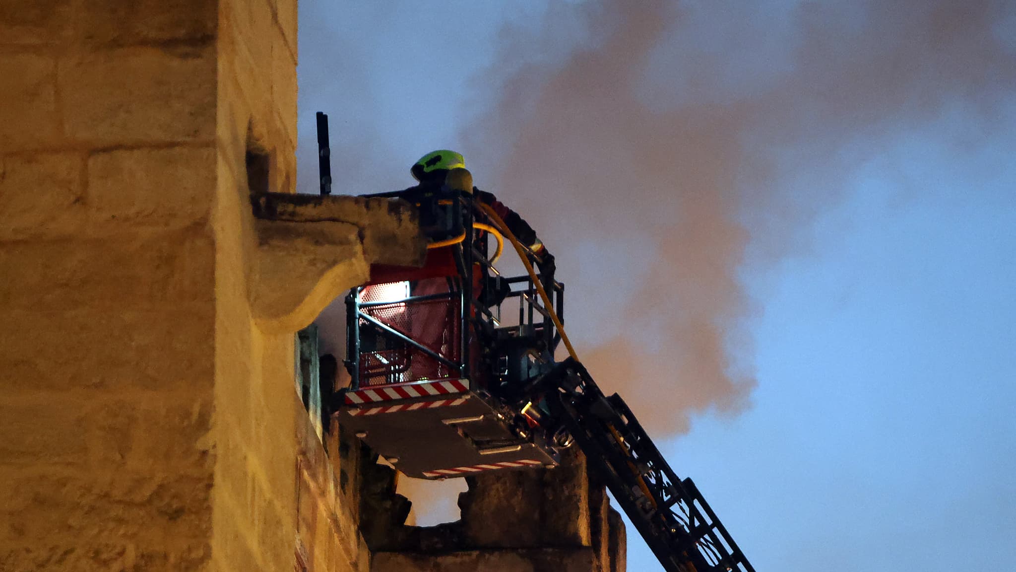 Les pompiers s'efforcent d'éteindre un incendie qui s'est déclaré dans la mosquée historique transformée en cathédrale dans la ville de Cordoue, dans le sud de l'Espagne, le 8 août 2025.