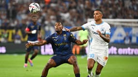 Sergio Akieme au duel avec Mason Greenwood lors du match entre l'OM et Reims, le 25 août 2024