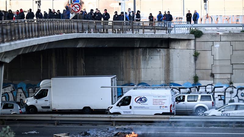 Des feux de palettes allumés par des manifestants opposés à la réforme des retraites ont conduit à la fermeture de l'A55 dans un sens à Marseille le 22 mars 2023.