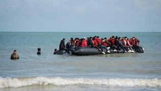 Des migrants à bord d'un bateau pneumatique lors d'une tentative de traversée illégale de la Manche pour rejoindre la Grande-Bretagne, le 18 juillet 2023 au large de Sangatte, dans le Pas-de-Calais