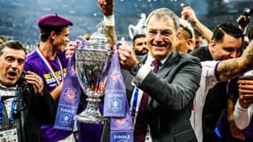 Damien Comolli avec la Coupe de France