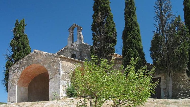 La chapelle Saint-Sixte à côté de laquelle Michel Drucker a fait construire sa villa