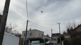 Un avion survolant la ville de Villeneuve-le-Roi près d'Orly.