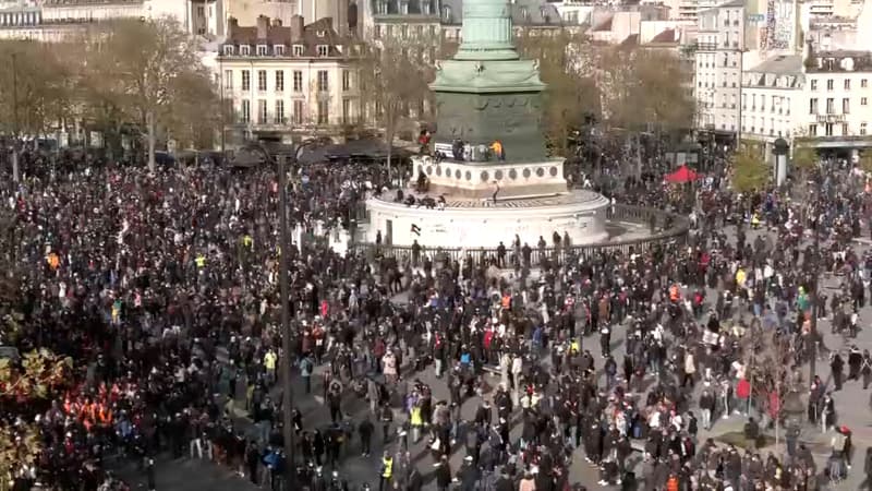 Les manifestants contre la réforme des retraites sur la place de la Bastille le 13 avril 2023.
