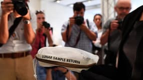 Le sac lunaire de Neil Armstrong adjugé pour plus de 1,5 million d'euros