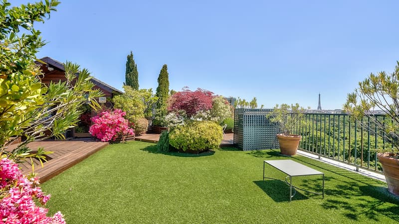 Ce penthouse situé à Neuilly-sur-Seine dispose d'un véritable jardin avec vue sur tout Paris.