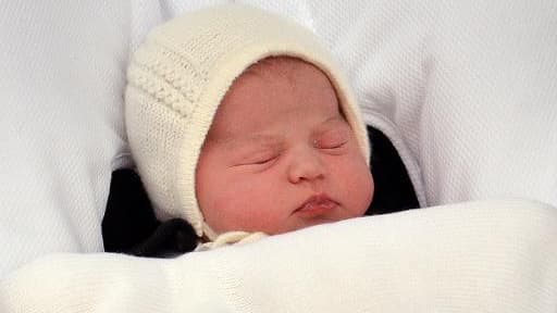 La fille du prince William et de Kate présentée le 2 mai 2015 devant l'hôpital St Mary à Londres