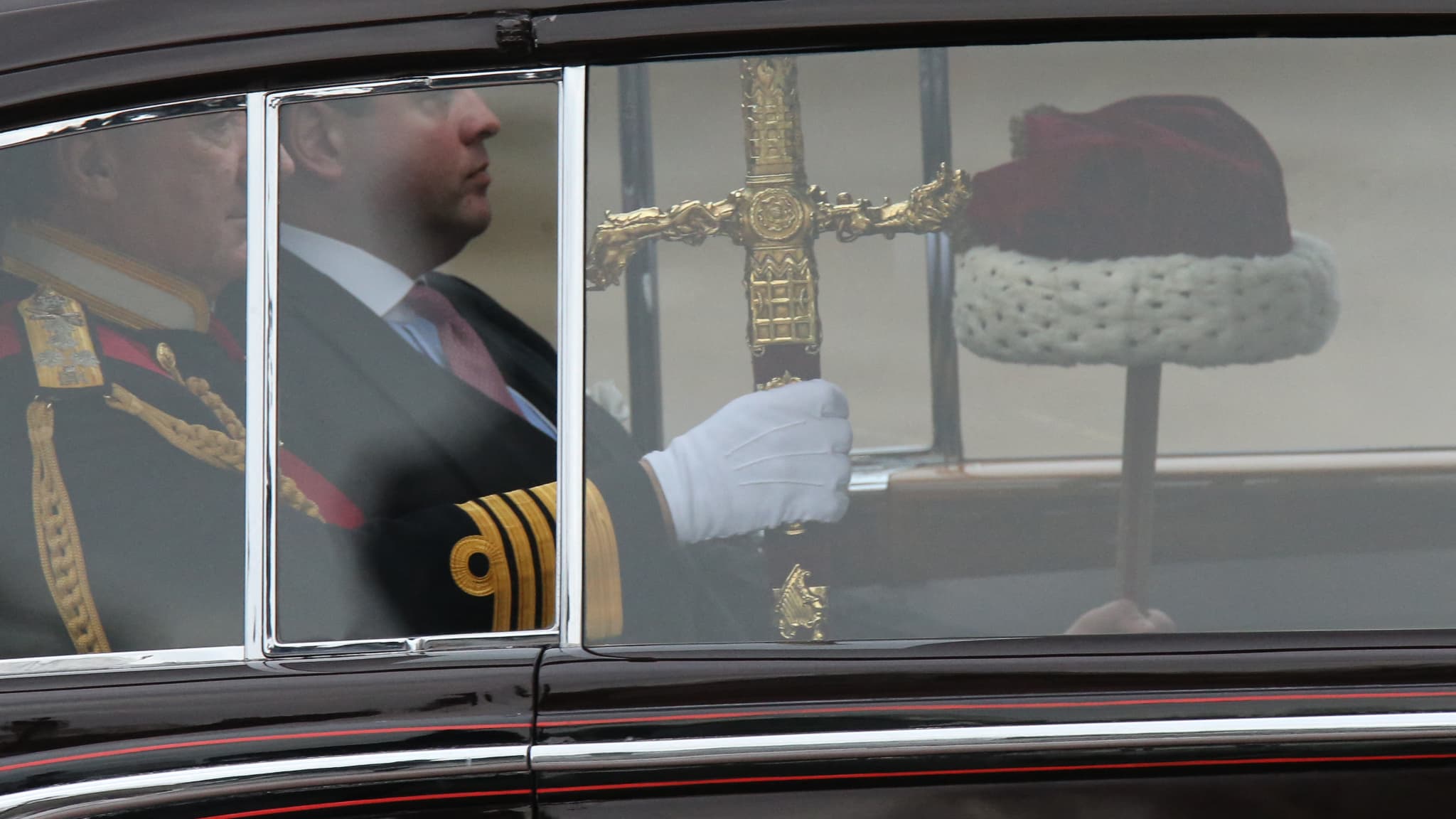 L'épée d'apparat utilisée par la reine Elizabeth II est transportée vers le Parlement britannique à Londres (Royaume-Uni), le 19 septembre 2019.