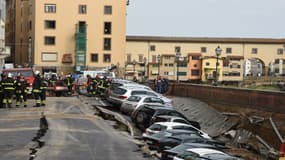 Un gouffre a englouti une vingtaine de voitures dans le centre-ville de Florence, en Italie, le 25 mai 2016. 