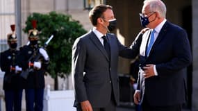 Le président français Emmanuel Macron saluant le Premier ministre australien Scott Morrison le 15 juin 2021 dans la cour de l'Elysée