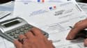 Une personne consulte son avis d'impôt sur le revenu 2010 (Photo d'illustration).