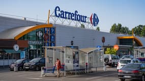 Le parking d'un hypermarché Carrefour à Auch dans le Gers.