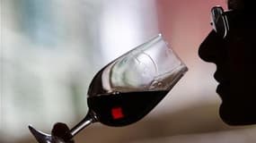 La semaine des primeurs 2010 qui s'ouvre lundi dans le vignoble bordelais devrait rencontrer un nouveau succès avec pour la seconde année consécutive un millésime haut de gamme. /Photo d'archives/REUTERS/Oleg Popov