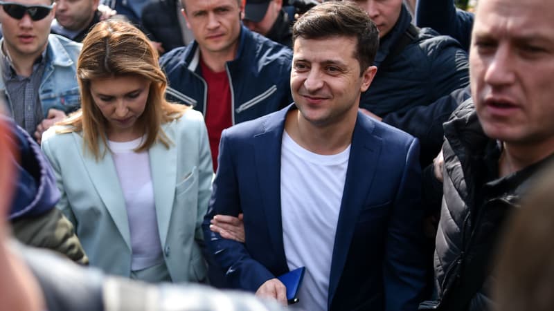 Volodymyr Zelensky à la sortie d'un bureau de vote de Kiev, le 21 avril 2019. 