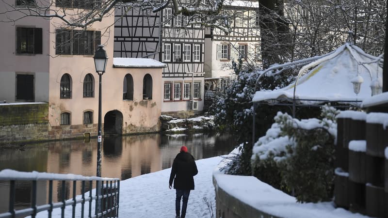 Un marcheur à Strasbourg sous la neige, le 15 janvier 2021 (PHOTO D'ILLUSTRATION).