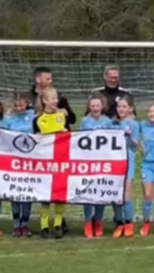 Royaume-Uni: une équipe de football féminin remporte le titre d'une ligue réservée aux garçons
