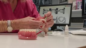 La Dr Carole Boubli, chirurgien dentiste spécialisée en orthodontie, montre comment se brosser les dents efficacement, le 25 juin 2025 à Paris.