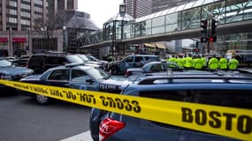 Deux bombes ont explosé simultanément lundi au marathon de Boston, tuant trois personnes et en blessant plus de 100 autres.