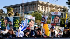 Des manifestants se rassemblent pour une protestation regroupant des proches et des partisans des otages israéliens retenus captifs dans la bande de Gaza depuis les attaques du 7 octobre 2023. Ils appellent à un accord afin de garantir leur libération. Siège du Parlement israélien (Knesset), à Jérusalem, le 17 février 2025 (jour marquant le 500e jour depuis leur enlèvement).